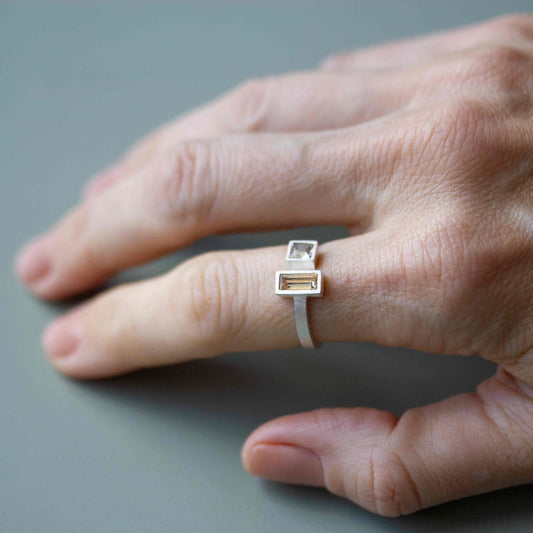 ANEL QUADRADO C/ BAGUETE C/ OURO