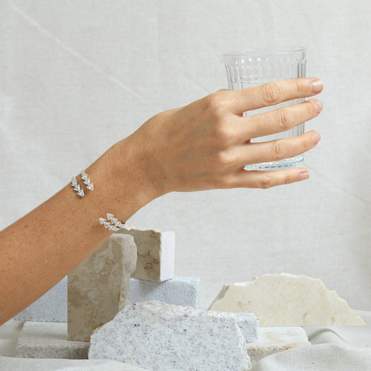 BRACELETE 3 TRIÂNGULOS C/ OURO