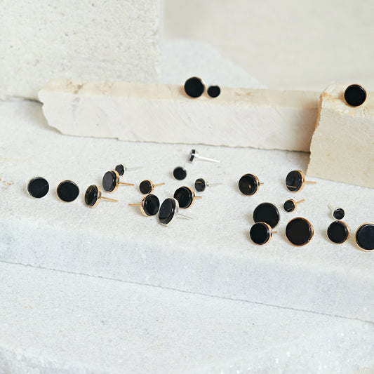 BRINCO CHAPINHA DE ÔNIX C/ OURO