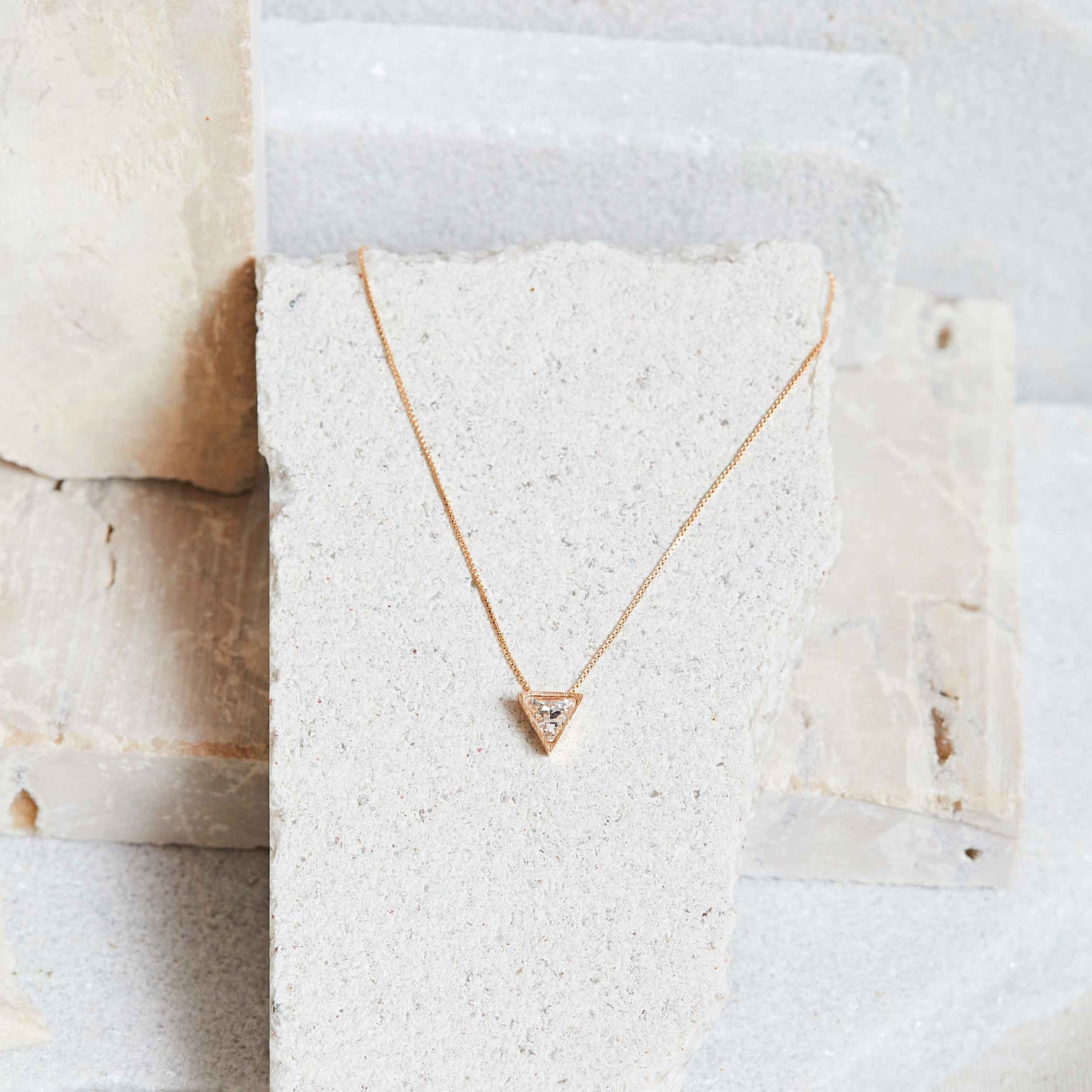 PINGENTE TRIÂNGULO C/ OURO