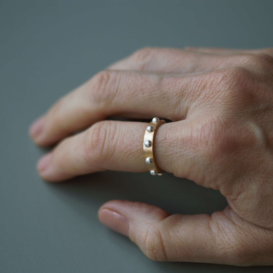 ANEL COM REBITES C/ OURO