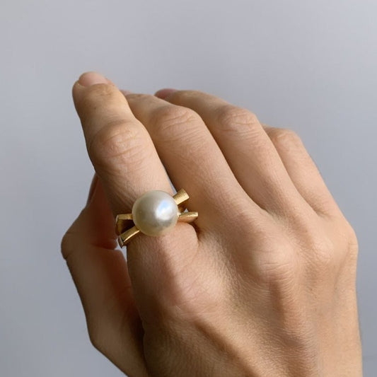 ANEL EM X COM PÉROLA OU ÔNIX C/ OURO