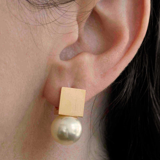 BRINCO QUADRADO C/ PÉROLA C/OURO